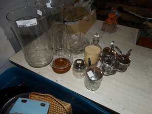 lot 2971 image: Lot of Glass Decor