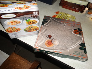 lot 2963 image: Christmas Tree Platter and 4-Piece Bowl Set