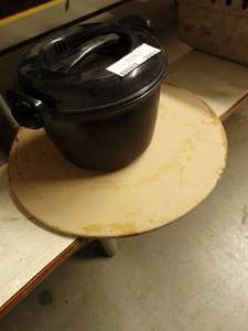 lot 2891 image: The Pamper Chef pot and Pizza stone