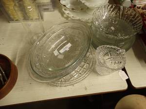lot 2892 image: Lot of Glass Plates and Bowls