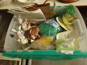 lot 2896 image: Lot of Easter Decor