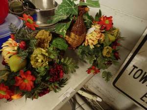 lot 2901 image: Floral Home Decor