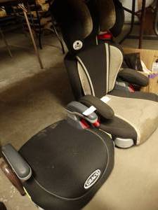 lot 2908 image: Lot of 2 Childrens Car Seats