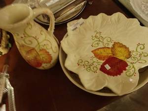 lot 2922 image: Lot of 3 Pieces of Dishware with Leaf Design