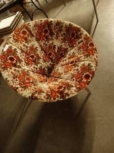 lot 2935 image: Vintage Floral Round Chair