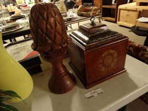 lot 2938 image: Lot of Wooden Home Decor