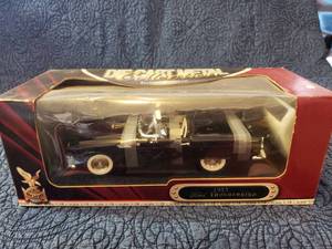 lot 9003 image: 1955 Ford Thunderbird Black 118 Diecast Model Car by Road Signature