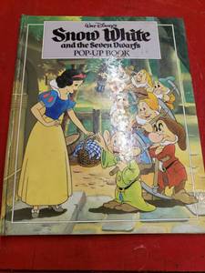 lot 9072 image: Snow White and the Seven Dwarfs Pop up Book