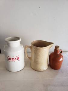 lot 9087 image: Misc Ceramic Containers - Cream Container 9 Inches Tall