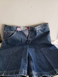 lot 9089 image: Tommy Hilfiger Jean Shorts Size 12