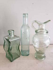 lot 9100 image: Unique Display Bottles