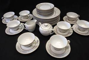 lot 5046 image: Vintage Set of 35 Pieces  Queens Brocade Fine China From Japan  White Roses Gold Band