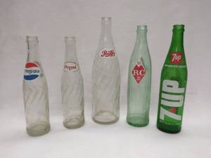 lot 5081 image: Lot of 5 Vintage Pop Bottles  Pepsi, RC, & 7 Up