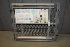 lot 21 image: Regalo Expandable Safety Gate
