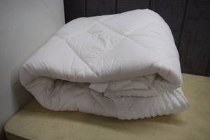 lot 77 image: Queen Size Extra Thick Padded Mattress Pad - Will fit over 12 Mattress