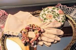 lot 6112 image: Vintage Ladies Lot including Ivory Side-Lace Gloves, 2 Sided Mirror Compact and Glass Beaded Bracelet