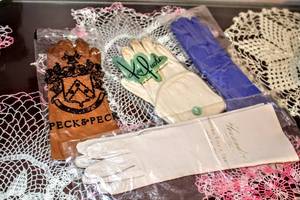 lot 6115 image: (4) Pairs of Peck & Peck, Kay Fuchs, Aris,  other Vintage Womens Gloves