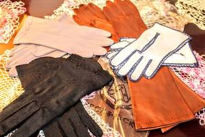 lot 6116 image: (4) Pairs of Peck & Peck and other Vintage brands of Womens Gloves