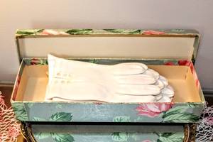 lot 6120 image: Vintage Flower Papered Glove Box with 4 Pairs of Vintage Womens Gloves