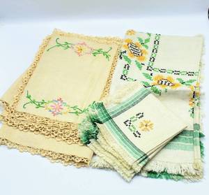 lot 6080 image: Vintage Hand Embroidered Table Linens