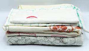 lot 6081 image: 3 Vintage Table Cloths and Table Linens