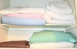 lot 6085 image: Large Lot of 5 Blankets, 1 Twin Sheet Set and 3 Vintage Mattress covers