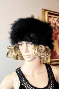 lot 6127 image: Vintage Womans Dark Brown Black Mink Pillbox Hat and Black Feather Pillbox Hat