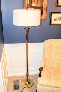 lot 5998 image: Vintage Brass Floor Lamp, Excellent Condition