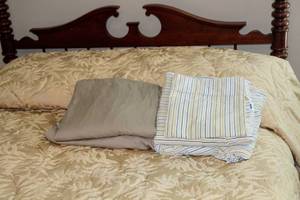 lot 6086 image: Beautiful Custom Made King Size Bedspread with 2 Sets of King Sheets