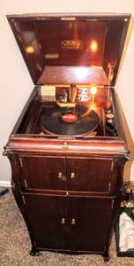 lot 6001 image: Antique Victrola Record Cabinet Victor Talking Machine
