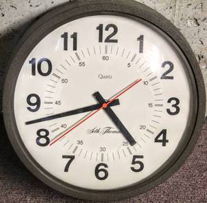 lot 6195 image: Vintage 1977 Seth Thomas Wall Clock 14 in Diameter
