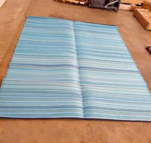 lot 129 image: Green Decor Weaver Reversible Plastic Outdoor Rug  8 ft x 10 ft 1