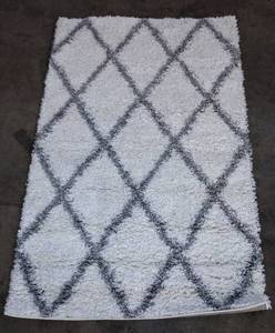 lot 132 image: Easy Shag White & Grey Diamond Pattern Rug  4 x 6
