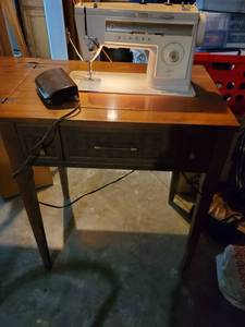 lot 5219 image: Singer Sewing Table with Singer Sew Machine . Powers on. Untested