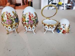 lot 5223 image: Lot of 3 Porcelain Eggs and Gilded Feed