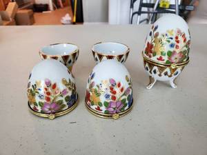lot 5224 image: Lot of 3 Porcelain Eggs with Gilded Feet
