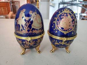 lot 5225 image: Lot of 2 Purple and Porcelain Eggs with Gilded Feet