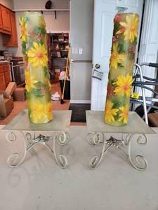 lot 5231 image: Lot of 2 Candle Holders with 2 Floral Candles