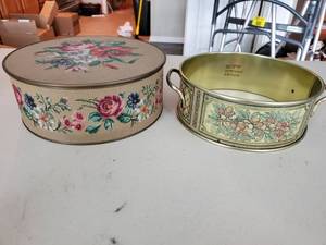 lot 5233 image: Lot of 2 Unique Tins. Floral Tin from New York and Fruitful Decored Pyrex or Corning Holder