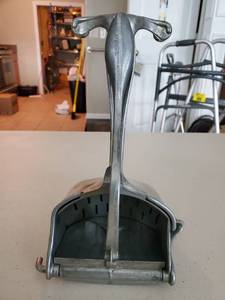 lot 5239 image: Vintage Aluminium Juicer