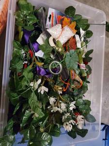 lot 6112 image: Lot of Decorative Flowers and Wire