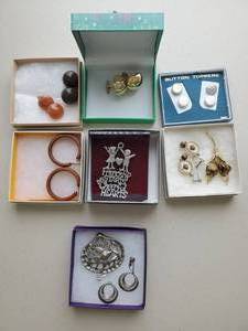 lot 6130 image: Lot of Costume Jewelry