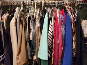 lot 6156 image: Lot of Womens Clothes Large-XL