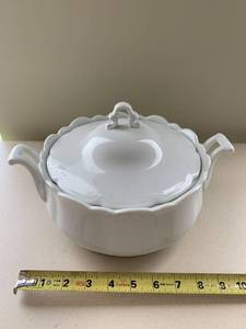 lot 7464 image: White Soup Tureen
