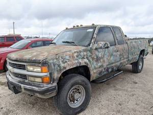 lot 1303 image: 1995 Chevy 2500 Automatic - Vin 1GCGK29K7SE112776
