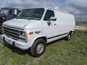 lot 1333 image: 1994 Chevrolet G20 Van 5.7L V8 - Vin 1GCEG25K6RF167710, Runs