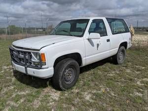 lot 1335 image: 1999 Chevrolet Blazer K1500 4x4 5.7L V8 Automatic Dual Battery 25 Volt System, Runs - Vin 3GHEK18R9XG225541