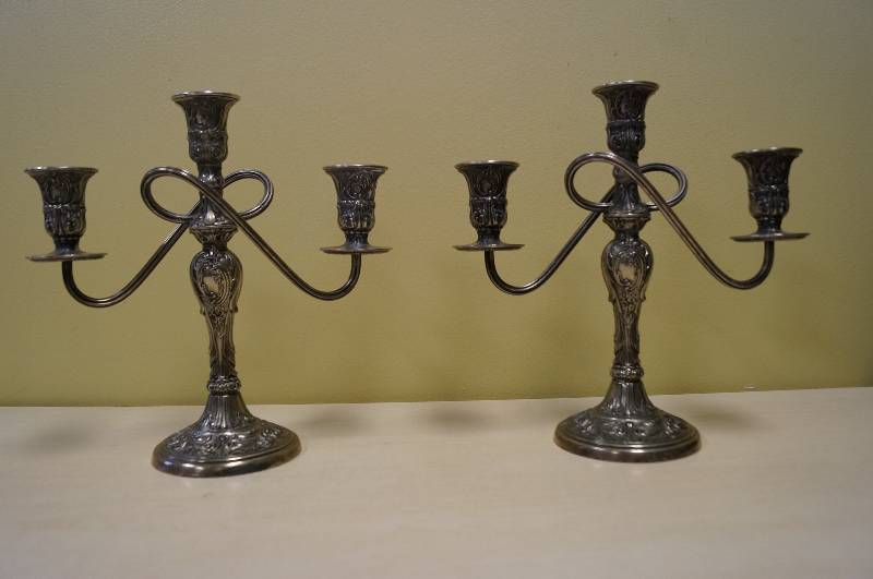lot 1134 image: Vintage WM Rogers Silverplate Candelabra Candle Stick Holder