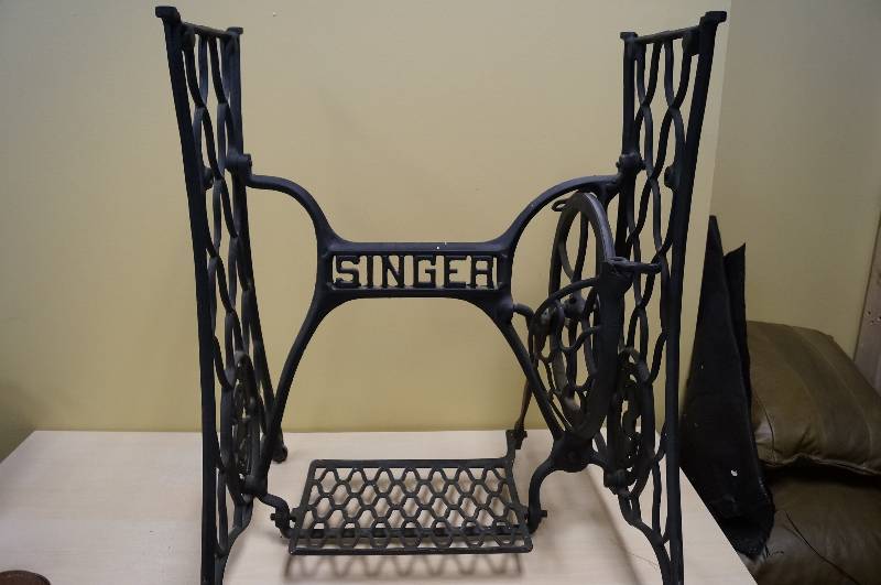 lot 1136 image: Antique Cast Iron Singer Sewing Machine base, not rusted