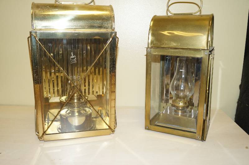 lot 1152 image: 2 Nice brass oil lamps in glass  brass holder